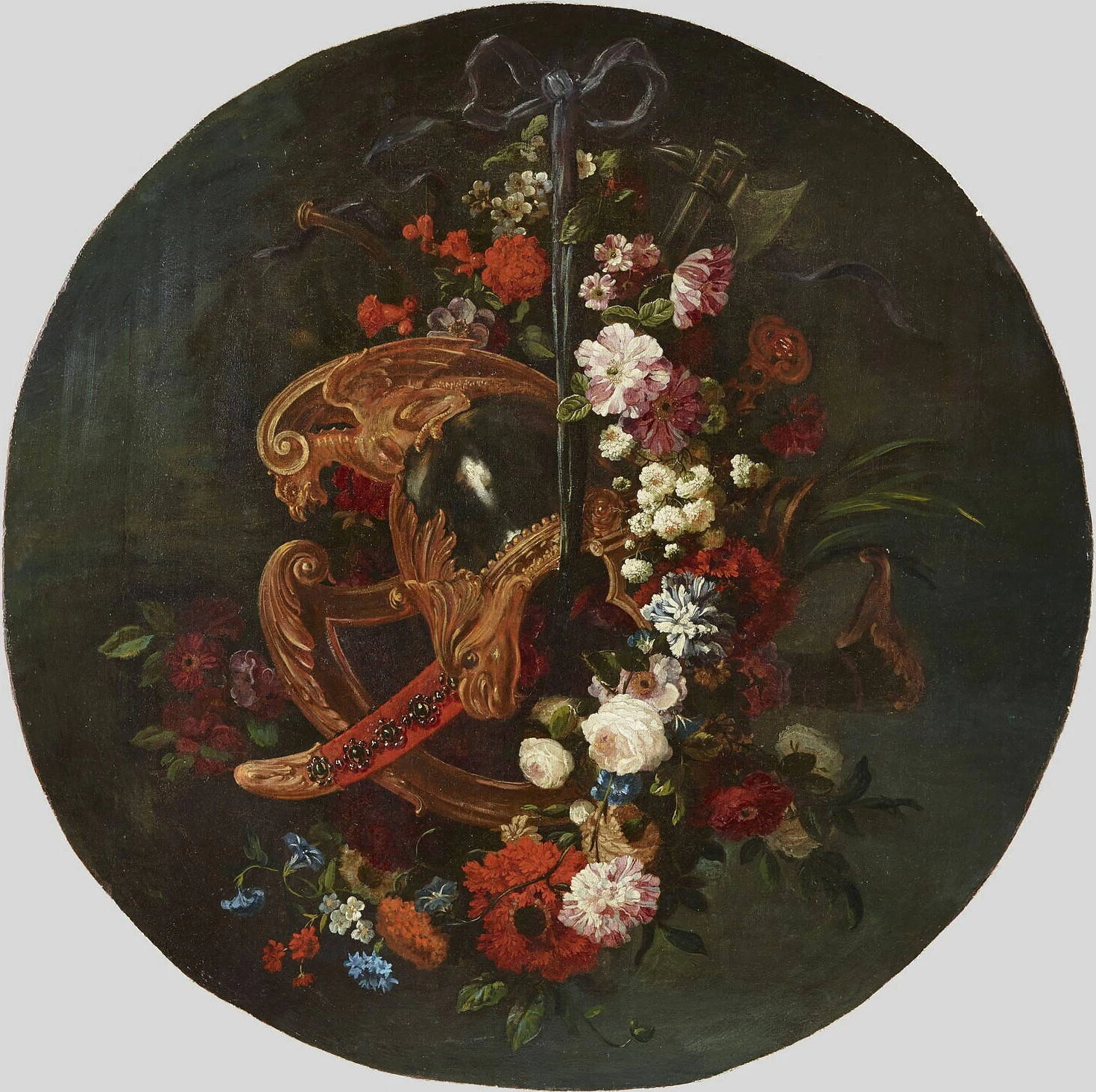 Elmo spada e festoni di fiori